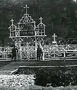 Intrarea în parcela I a Regimentului 10 de Infanterie din Miskolc, de remarcat monumentul sub formă de cruce dedicat Regimentului 9 Infanterie Honvezi.