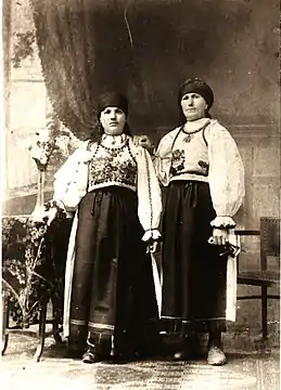 „Moașa Lupii” cu mama sa