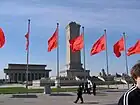 Monumentul Eroilor Poporului și Mausoleul lui Mao Zedong ocupă centrul pieței