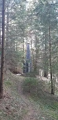 Monumentul, privit din lateral.