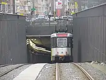 Tramvai PCC al liniei 8 intrând în premetrou după stația Muggenberg.