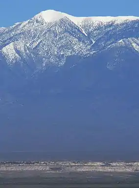 Muntele Charleston se ridică la circa 2743 m deasupra văii Pahrump (fotografia este făcută dinspre sud-vest).