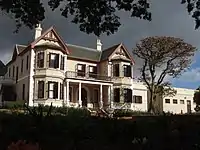 Clădirea "Student Housing and Residence Life", cu birourile care administrează căminele studențești.