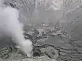 Craterul vulcanului Bromo cu emanatii de gaze.