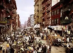 O litografie fotocromatică a Mulberry Street din New York City, care evocă colorarea specifică a procesului.