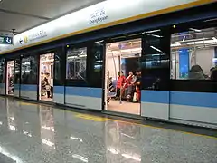 Un tren oprește în gara Zhangfuyuan