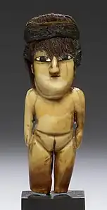 Figurină feminină a culturii nazca din aproximativ 200 î.e.n. - 500 e.n., expusă la Walters Art Museum din Baltimore, SUA