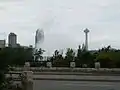 Spumă a căderii de apă canadiene, în spate se vede Skylon Tower