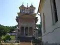 Biserica nouă de la mǎnǎstire - în fazǎ avansatǎ de construcție