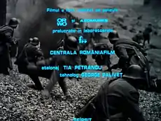 Secvența de final a filmului Noi, cei din linia întîi (1985) unde se menționează că a fost realizat pe peliculă ORWO și AZOMUREȘ