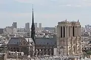 Notre-Dame din Paris, nava centrală și transeptul formează o cruce.