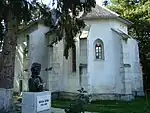 Bustul lui János Bolyai din curtea bisericii din Nuşeni, judeţul Bistriţa-Năsăud, realizat de sculptorul Vlad Prună în 2006