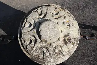 Sculptură în piatră de Șcheia lângă obelisc