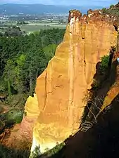 Culoarea ocru a unui mal dintr-o carieră de ocru