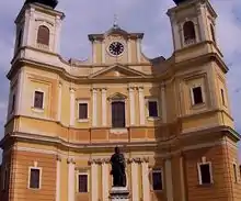 Fațada Bazilicii Romano-Catolice din Oradea.