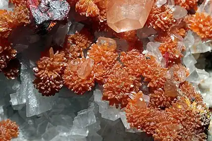 Mineralul auripigment a fost o sursă de pigmenți galbeni și portocalii în Roma antică, deși conținea arsenic și era foarte toxic.