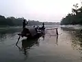 Pescari cu vidre cu plase, în Bangladesh