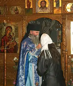 Parintele Calinic Marti miruind credincioşii