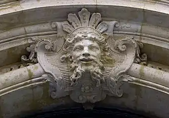 Mascaron cu o palmetă barocă deasupra, pe fațada Hôtelului d'Aubray, Paris