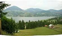 Lacul Colibița - panoramă, în spate vârful Căsaru (1580 m)