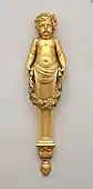 Cariatidă franceză de putto; secolul al XVIII-lea; bronz doré; 35,2 × 8,9 × 4,5 cm; Muzeul Metropolitan de Artă