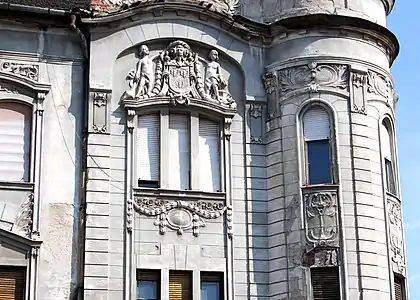 Detaliu cu stupul (simbolul băncilor) la palatul Casei de Economii Timișorene