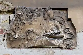 Medalionul cu tânăra culegând flori pe Palatul Adolf Vértes (astăzi pierdut)