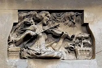 Medalionul cu tânăra cu vioara pe Palatul Adolf Vértes