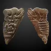 Cele două fețe ale Paletei cu Tauri; circa 3200–3000 î.Hr.; posibil șist; 25 cm; Luvru