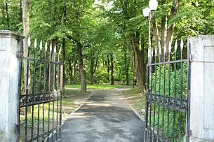 Intrarea dinspre Palatul Oștirii