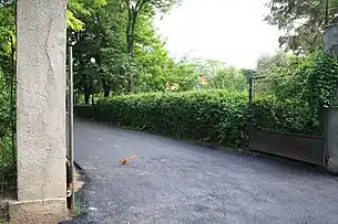 Intrarea dinspre strada Aurora