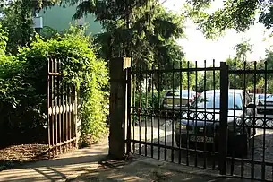 Intrarea dinspre strada Macazului