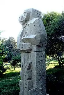 Statuie de piatrăIubire, sculptor Ion Vlasiu