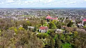 Vedere aeriană a localității și a Conacului A. I. Pommer.