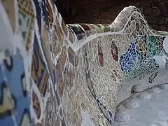 Mozaicuri trencadís în Parcul Güell, de Antoni Gaudí, în Barcelona (1914)