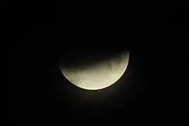 Eclipsa parțială de Lună, din 16 iulie 2019, văzută de la Moscova (Federația Rusă), cu puțin timp înainte de faza maximă.