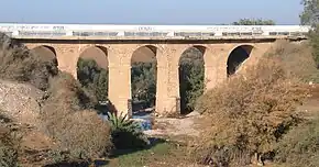 Podul otoman feroviar peste pârăul Patish (Wadi Futais), 1915, la est de Ofakim, ulterior folosit în timpul mandatului britanic pentru calea rutieră Beer Sheva-Gaza, în prezent apeduct