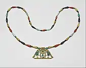 Colier cu pectoral (bijuterie purtată pe piept), al prințesei Sithathoriunet; 1887–1813 î.Hr.; aur, carneol, lapis lazuli, turcoaz, granat și feldspat; înălțimea pectoralului: 4,5 cm; Muzeul Metropolitan de Artă