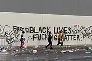 Black Lives Fucking Matter” și „Fuck 12” pe un magazin țintă jefuit din Lake Street, Minneapolis, în dimineața zilei de 28 mai