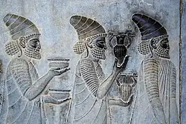 Basorelief de la Apadana, din Persepolis, arătându-i pe armeni aducându-și vinul cu care se mândresc regelui.