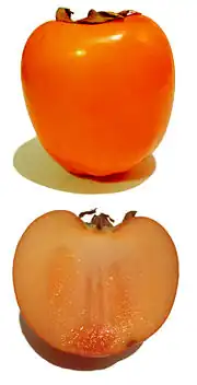 Kaki: un fruct întreg și altul retezat