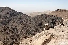 Stânci de lângă Petra. Vedere peste Wadi Arabah