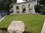 Poarta baronului. Monument în memoria lui Edmond de Rothschild