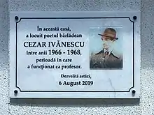 Placuță comemorativă amplasată pe clădirea în care a locuit o perioadă poetul Cezar Ivănescu, Bârlad.