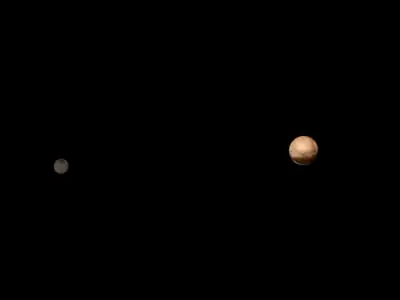Pluto și Charon, la scară. Imagine făcută de New Horizons la 8 iulie 2015.