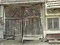 Poartă de şură, cu portiţă şi grăjduţ (dreapta)