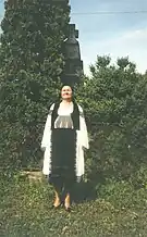 Locuitoare din Podeni lângă cimitir