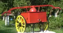 Pompă de stingere a incendiilor acţionată manual (tulumbă), expusă în parcul din Geoagiu-Băi;