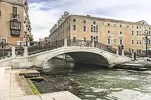 Ponte Ca' di Dio care conectează riva Ca' di Dio şi riva degli Schiavoni