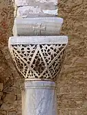 Capitel în formă de coș în atriul Bazilicii Eufrasiene din Poreč, de la sfârșitul secolului VI